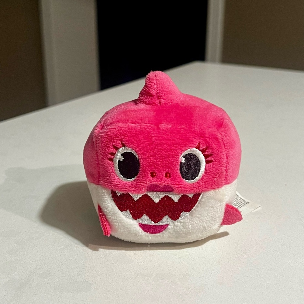 WowWee Pinkfong Baby Shark Singing Plush Sound Cube Stuffed Pink Mommy Shark